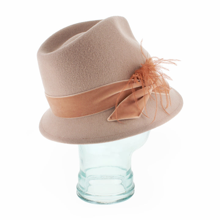 Angled shot of Edvige nude trilby with brim and refined velvet feathered band