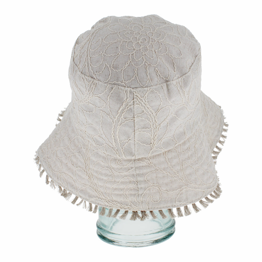 Light pink bucket hat with breathable fabric and relaxed everyday fit
